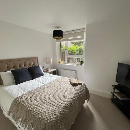 Peaceful & Modern Double Bedroom With Garden View London Exterior photo